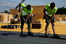 Takktekker i arbeid på tak